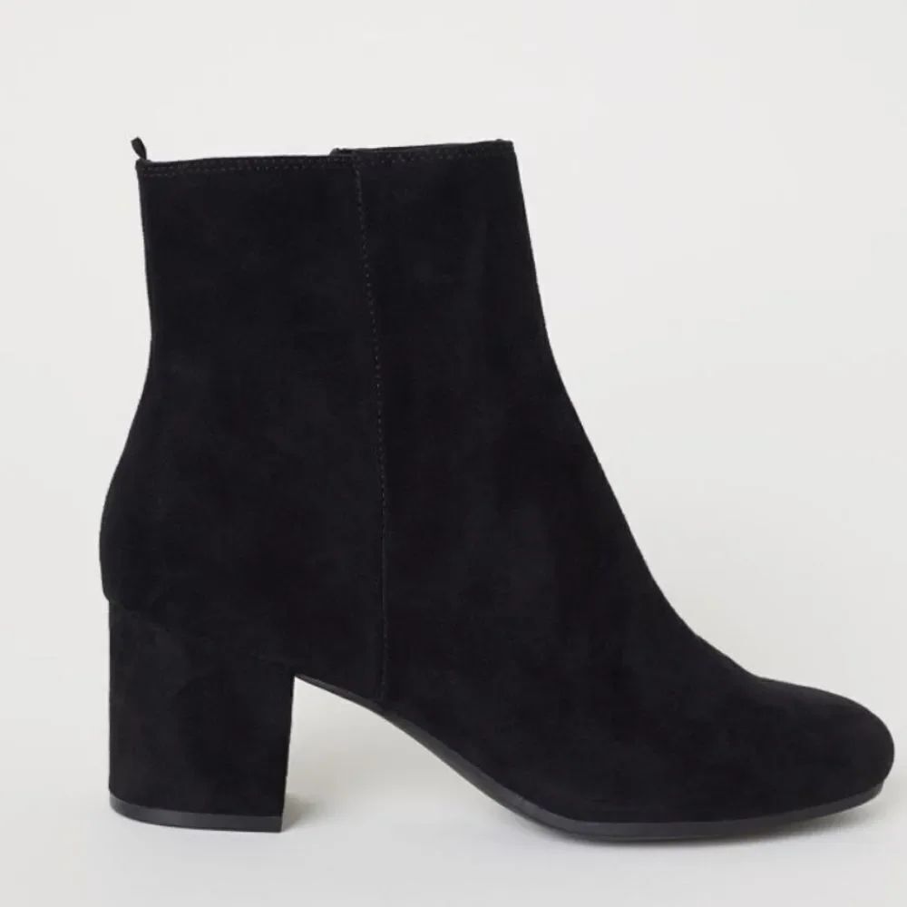 TIME&TRU ROUND TOE SIDE ZIPPER CLOSURE ANKLE BOOTIES